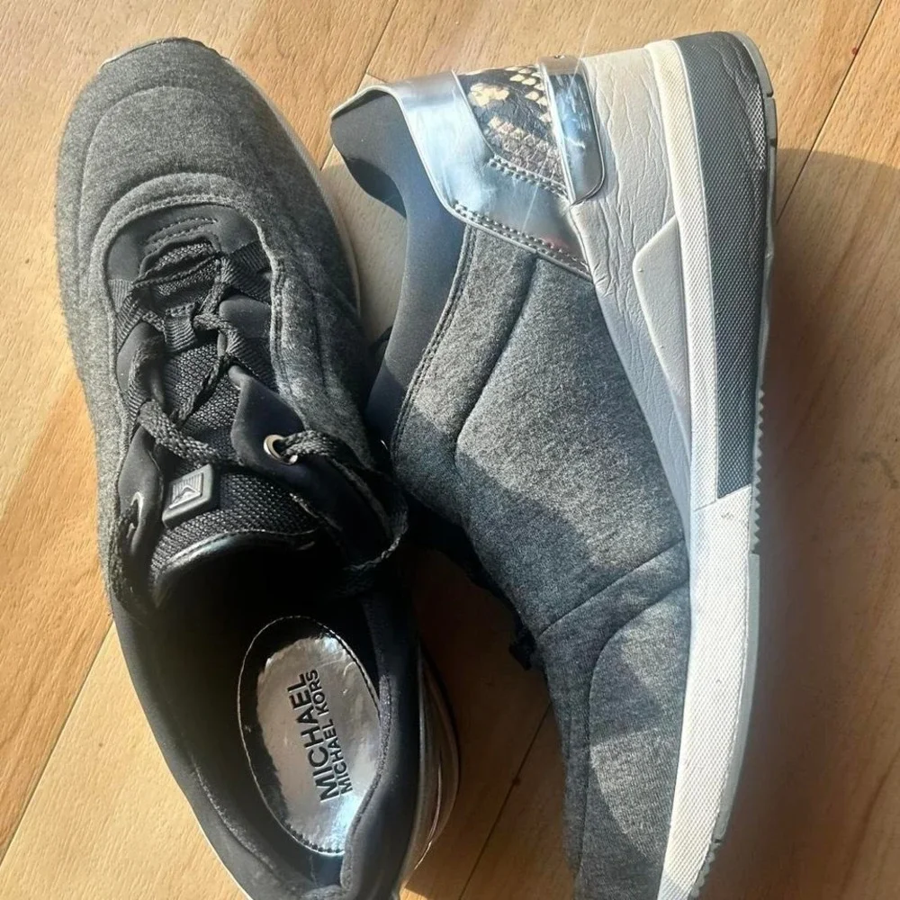Michael Kors women's 9.5 black‎ silver animal print