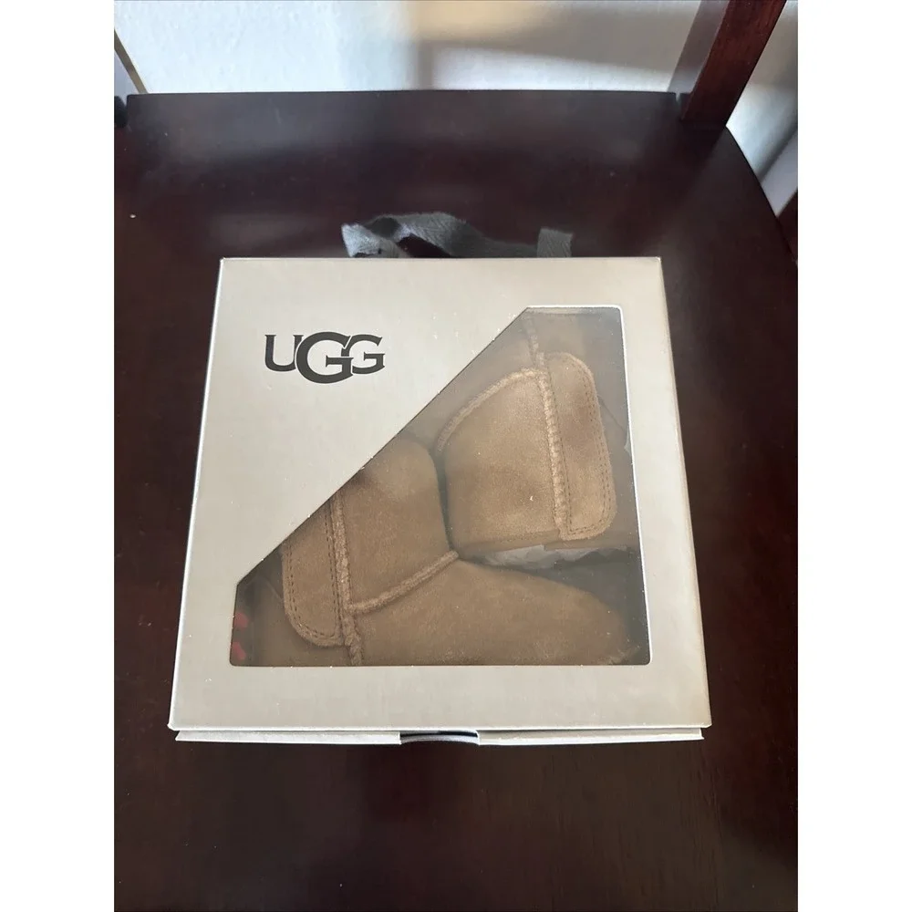 UGG BABY CLASSIC SIZE 04/05 (12-18 months) in Chestnut new in box with tag