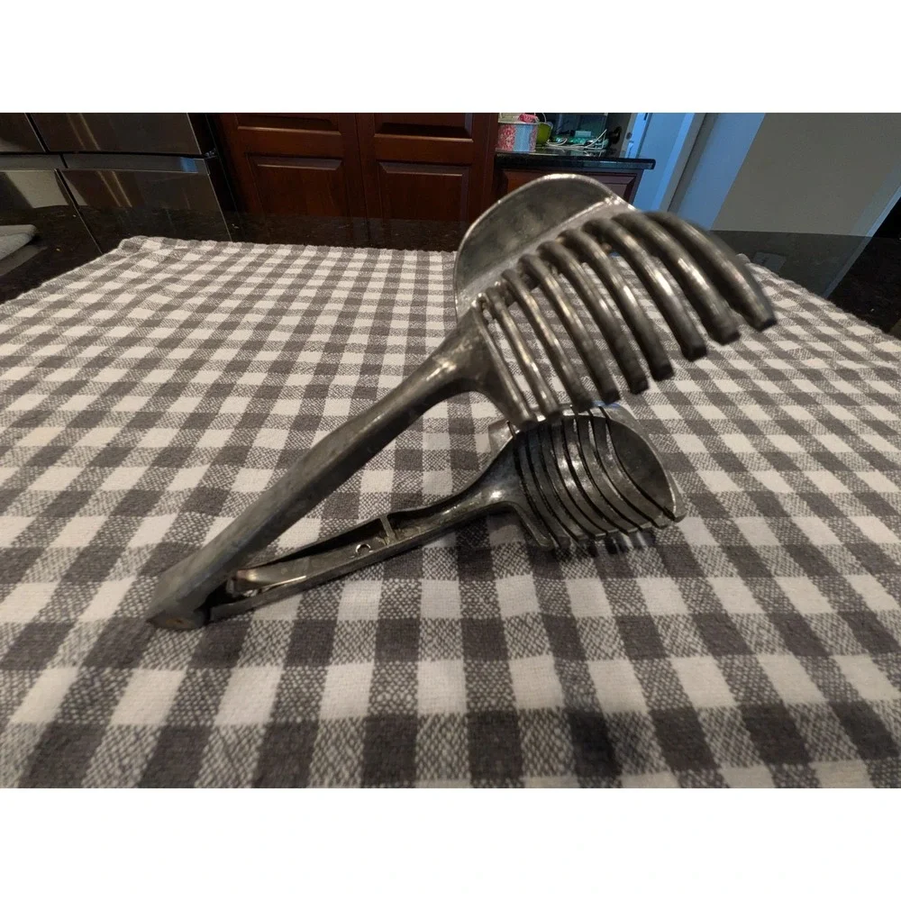 Vintage Cast Aluminum Tomato Slicer Tongs Handheld Vegetable Fruit Slicing Guide