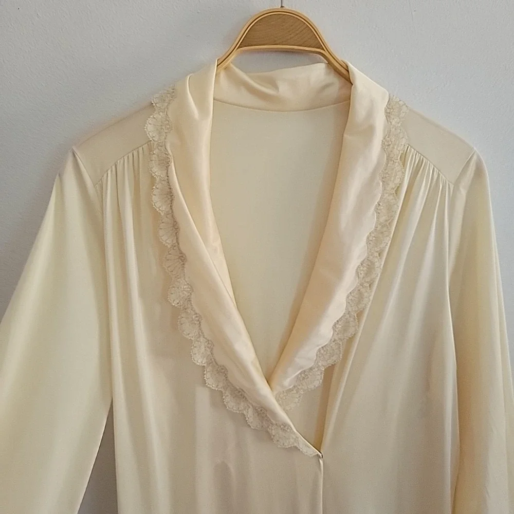 Vanity Fair Vintage Long Robe Lace Trim Nylon Antron III Shawl Collar USA Lounge