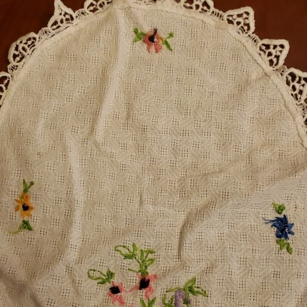 VINTAGE Handmade Doily Embroidered Oval 11x 8