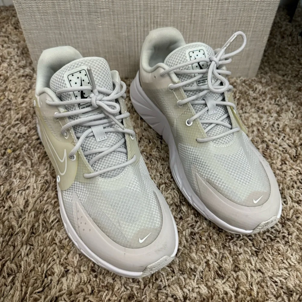 Nike ALPHINA 5000 Low Top Sneakers
