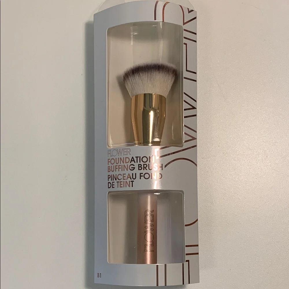 Flower Foundation Buffing Brush Slightly Angled Brush Head Comfortable Control