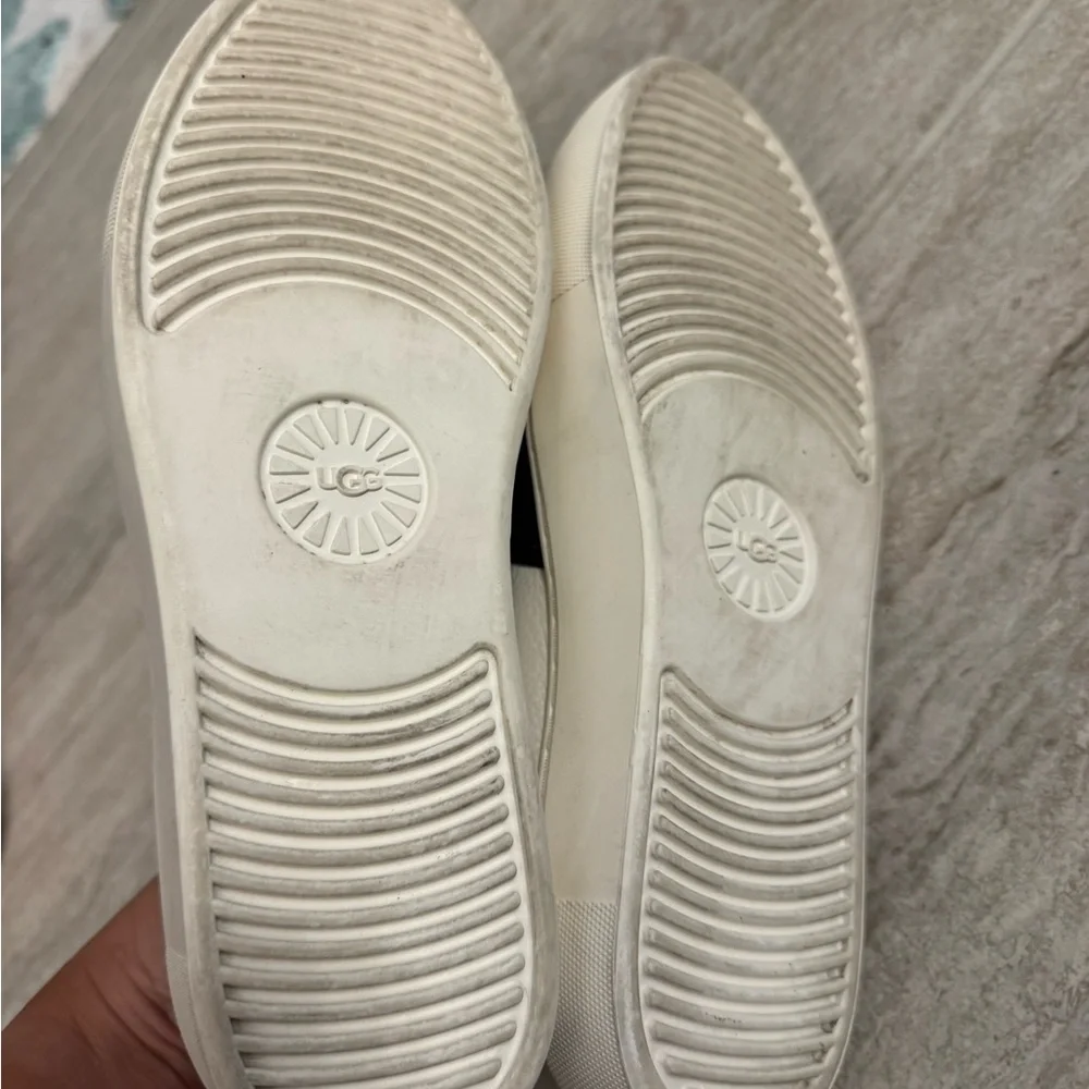 UGG stylish crisp
