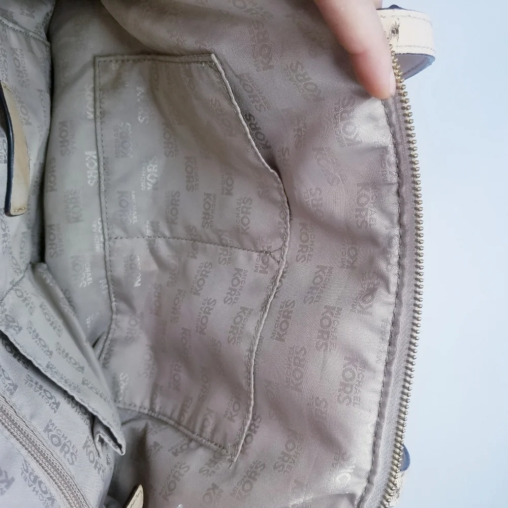 🌸Michael Kors | Ivory Leather Medium Sized Bag‎