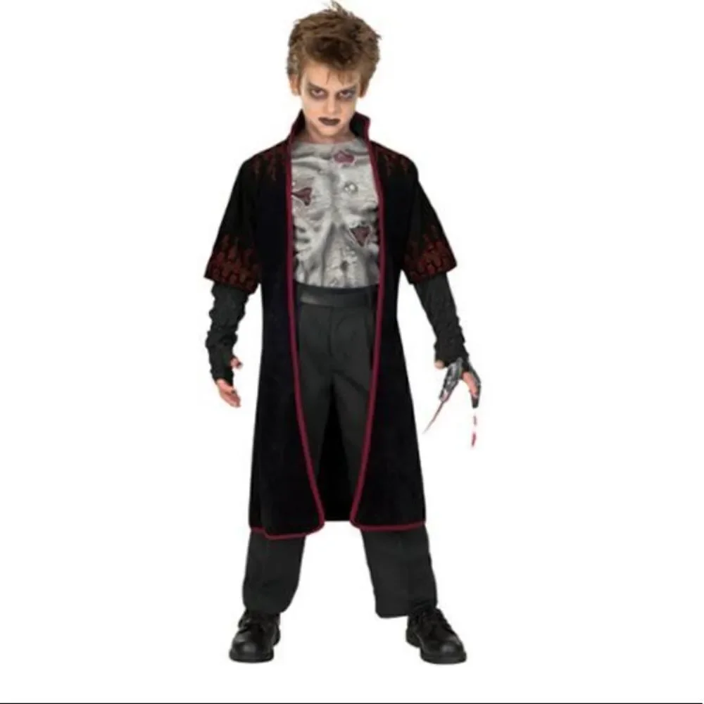 Vampire costume‎