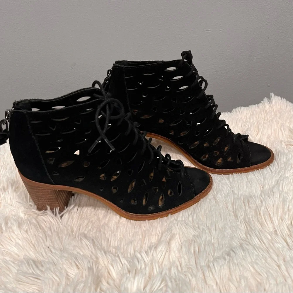 Gianni Bini cut-off‎ sandals size 8.5