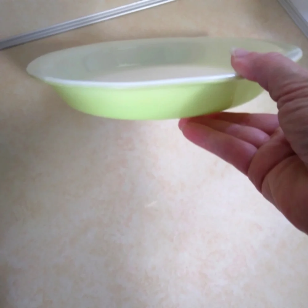 PYREX 909 Lime Green 9 inch pie plate No chips or cracks.