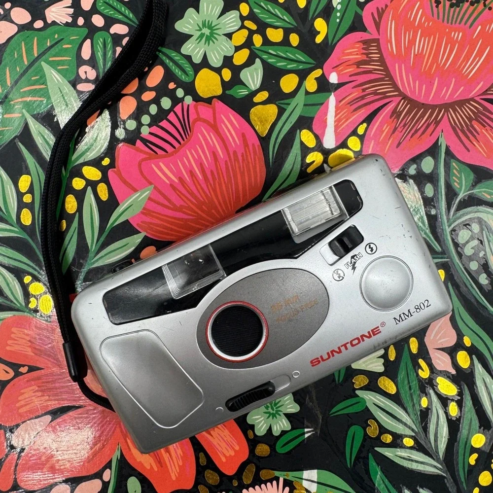 Suntone MM-802 35mm Film Camera Silver Point and Shoot Focus Free with Flash