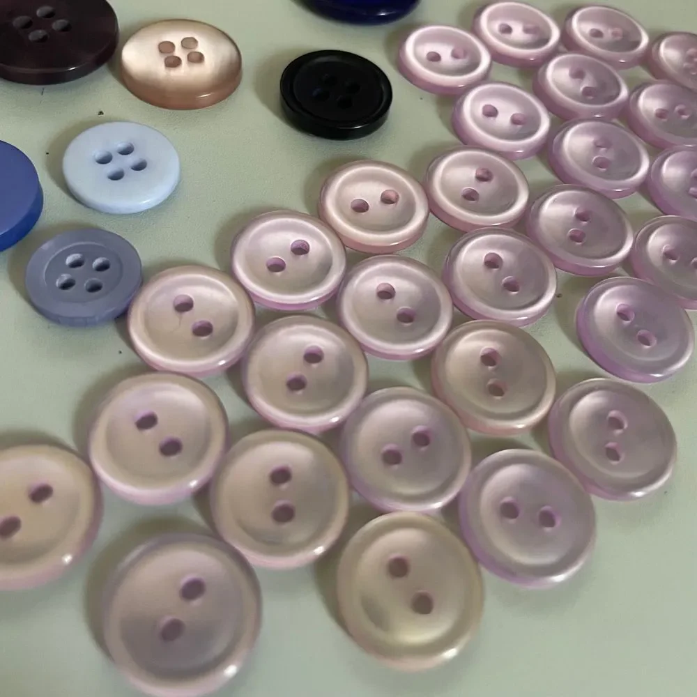Lot sewing Clothing buttons purple lilac fabric plastic‎  varied sizes