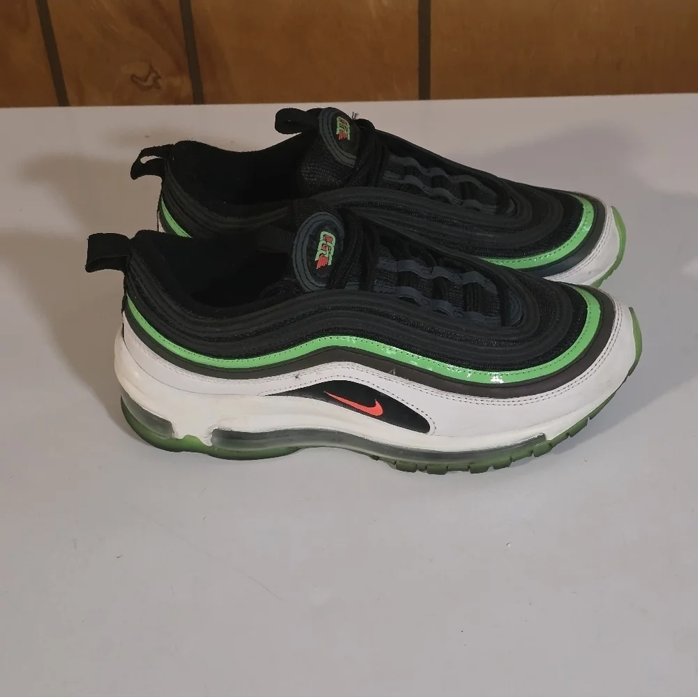 Nike dynamic sneakers