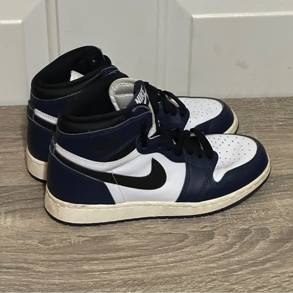 Nike black sleek contrast