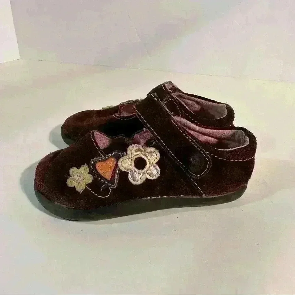 GENUINE KIDS FROM OSHKOSH GIRL SHOES 5 BROWN SUEDE MARY JANES W/FLOWERS