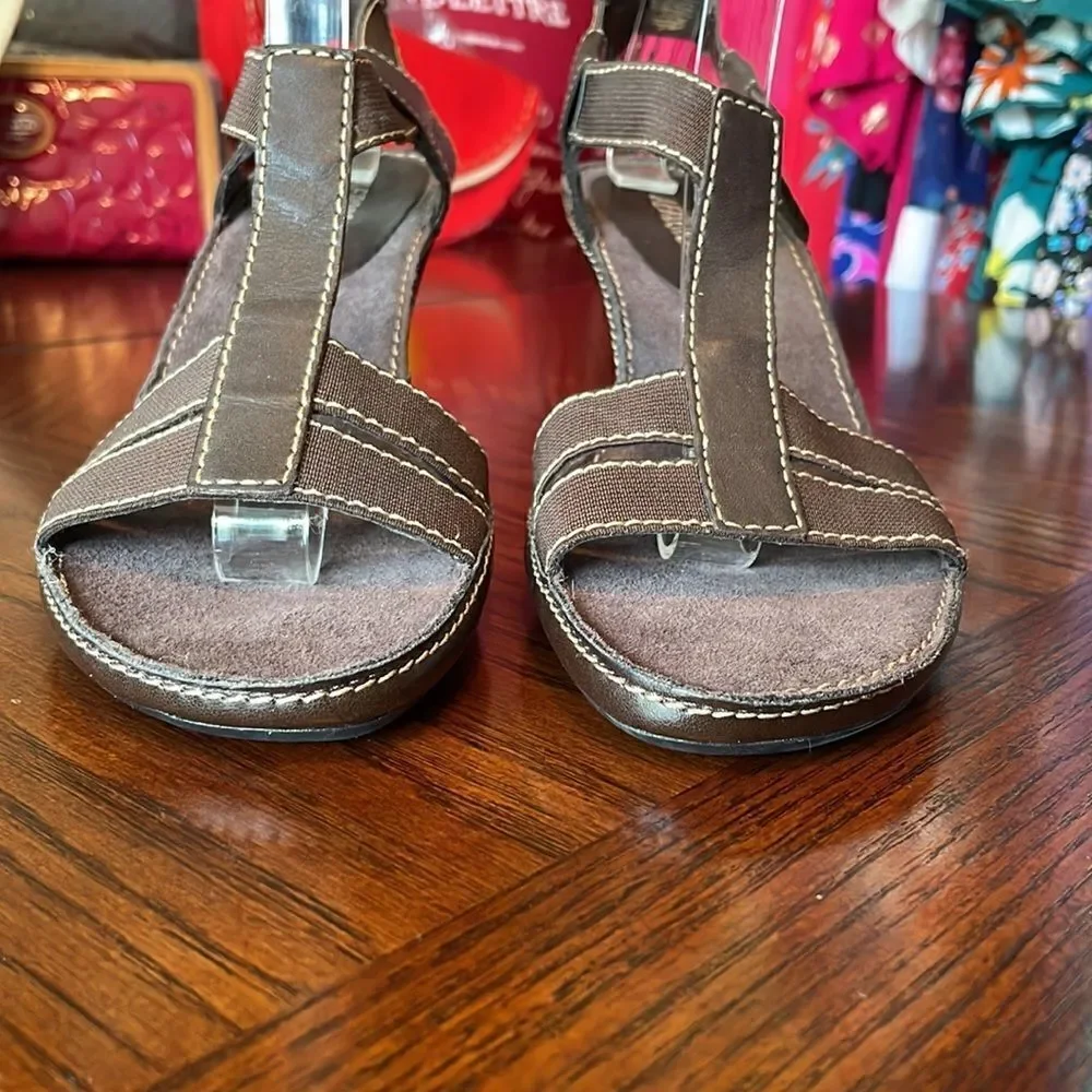 Aerosoles Loomy Tunes brown fabric T-Strap heeled comfort sandals