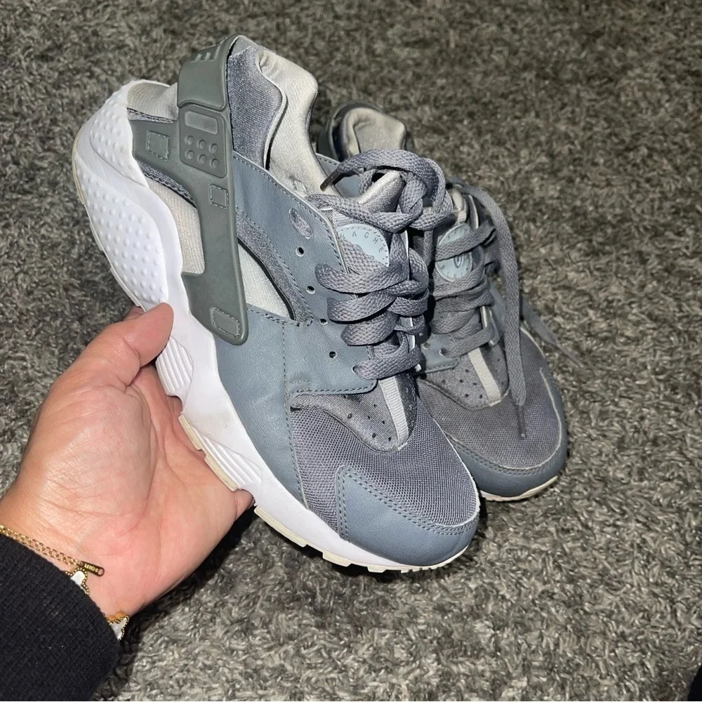 Nike Huarache Gray Low Top Sneakers Size 6.5Y