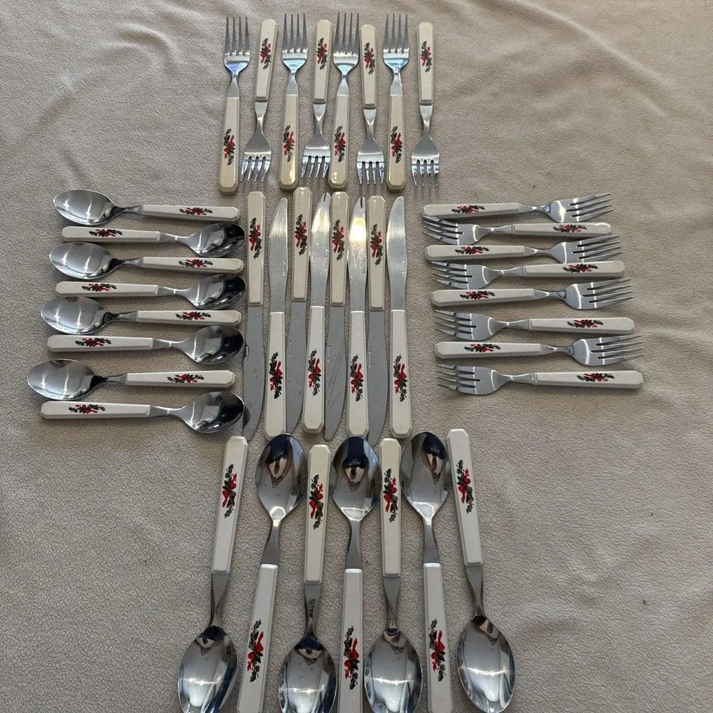 Pfaltzgraff Christmas Heritage Flatware 40 Piece Set 8 Place Settings