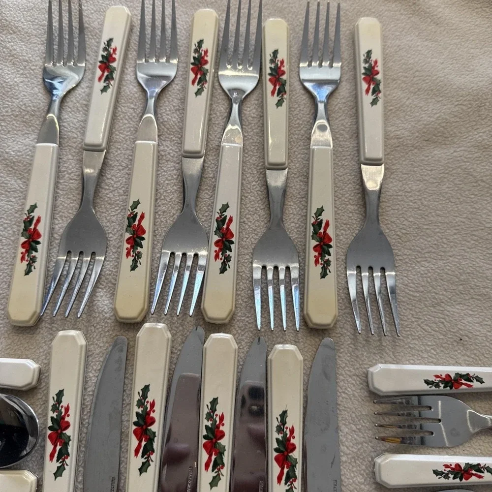 Pfaltzgraff Christmas Heritage Flatware 40 Piece Set 8 Place Settings