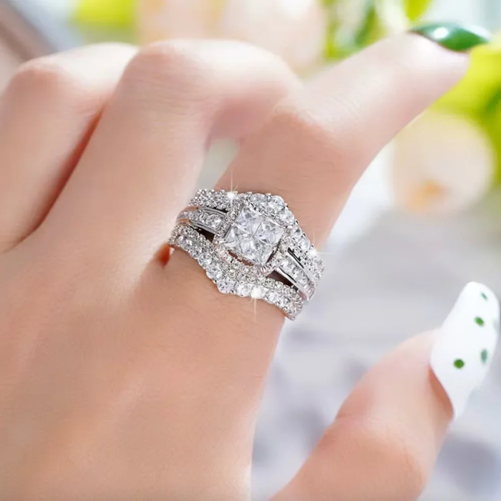 NEW 18k White Gold Diamond Ring Princess Cut Round Cut Thick Band