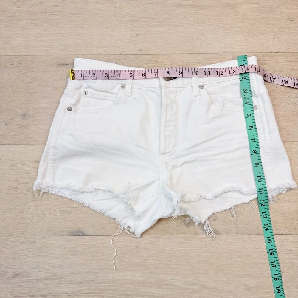 AMO white comfortable shorts