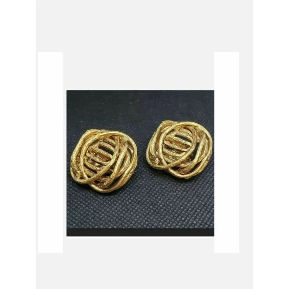 VINTAGE CLARA KASAVINA STUDIOS Goldtone Clip-on Earrings