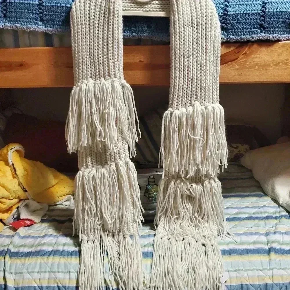 Long scarf with many tassels
