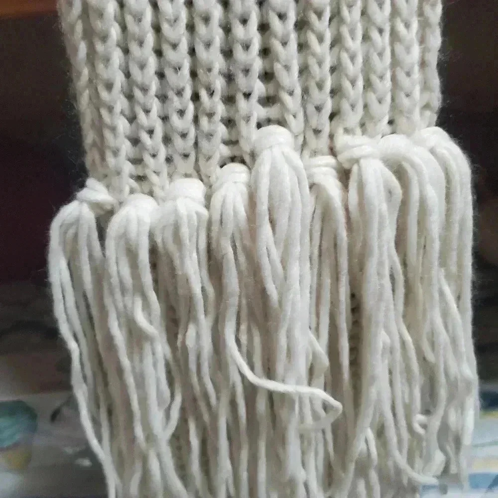 Long scarf with many tassels
