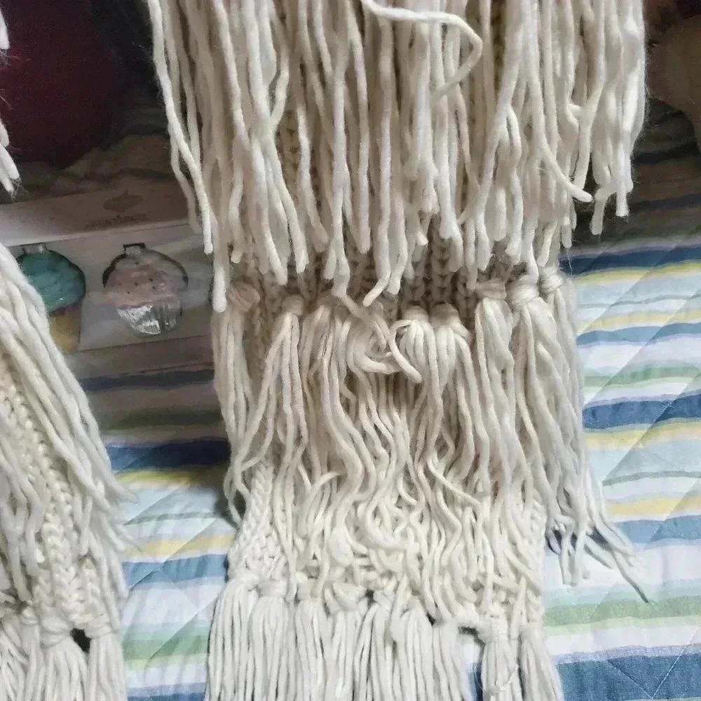 Long scarf with many tassels