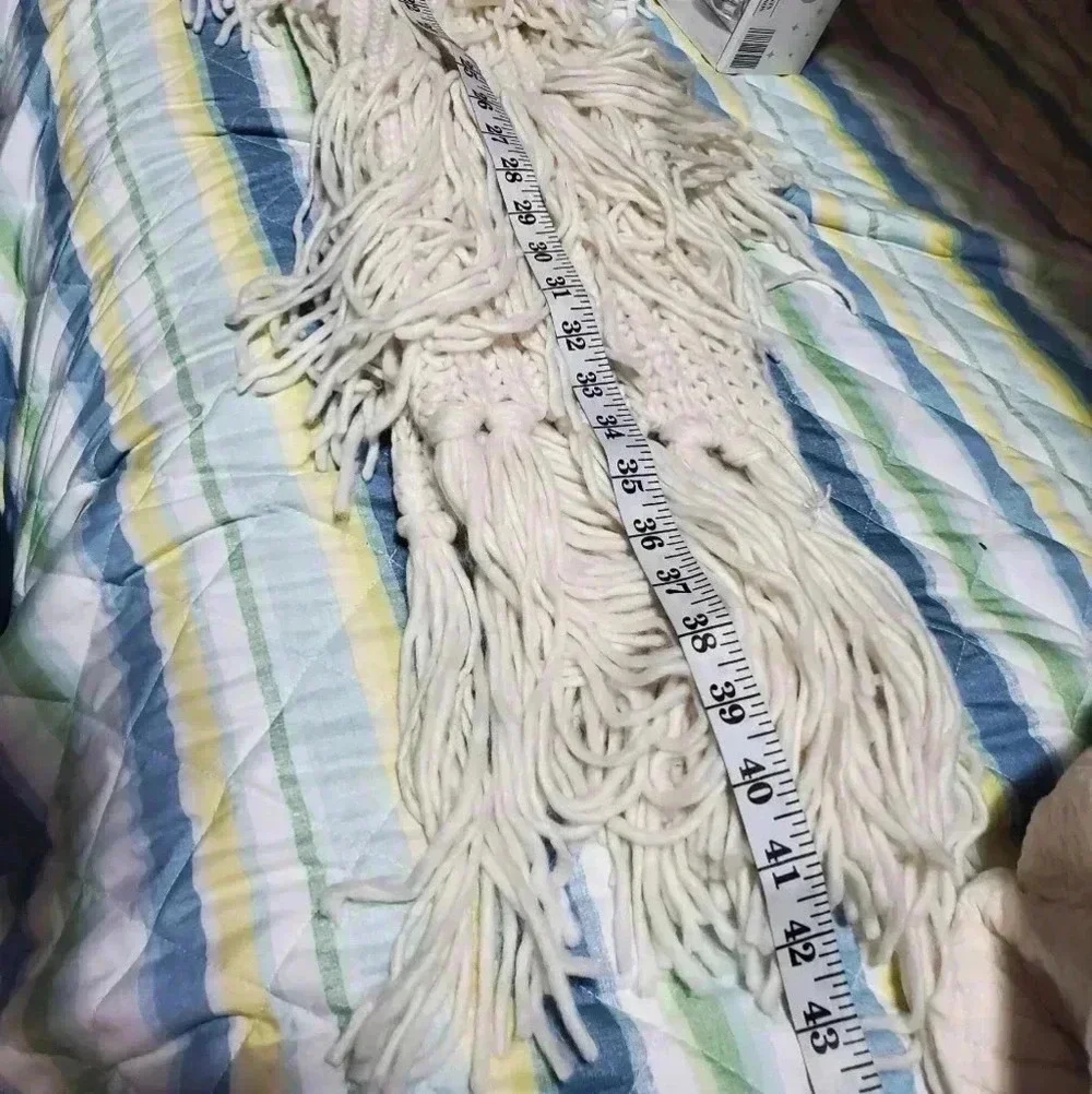 Long scarf with many tassels