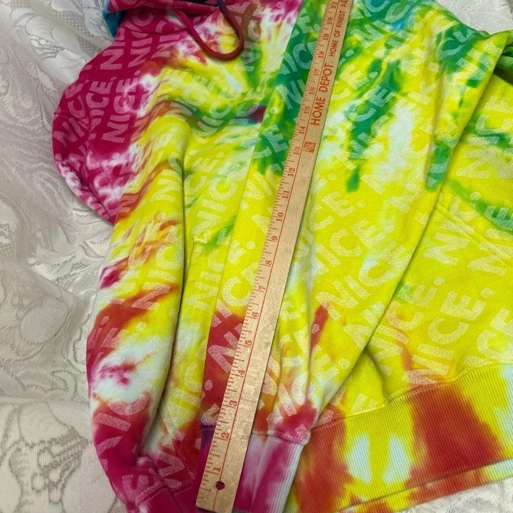 Nike vibrant tie