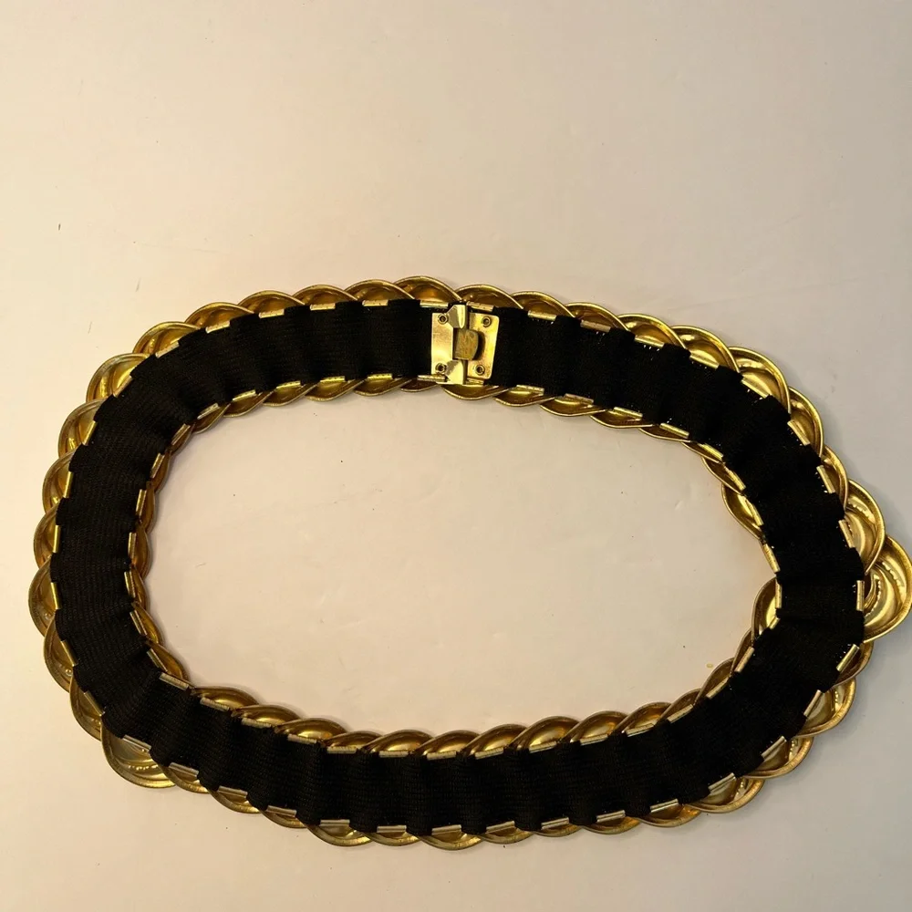 Vintage 1990's Y2K‎ Gold Tone Circle Scallop Medallion Stretch Belt One Size