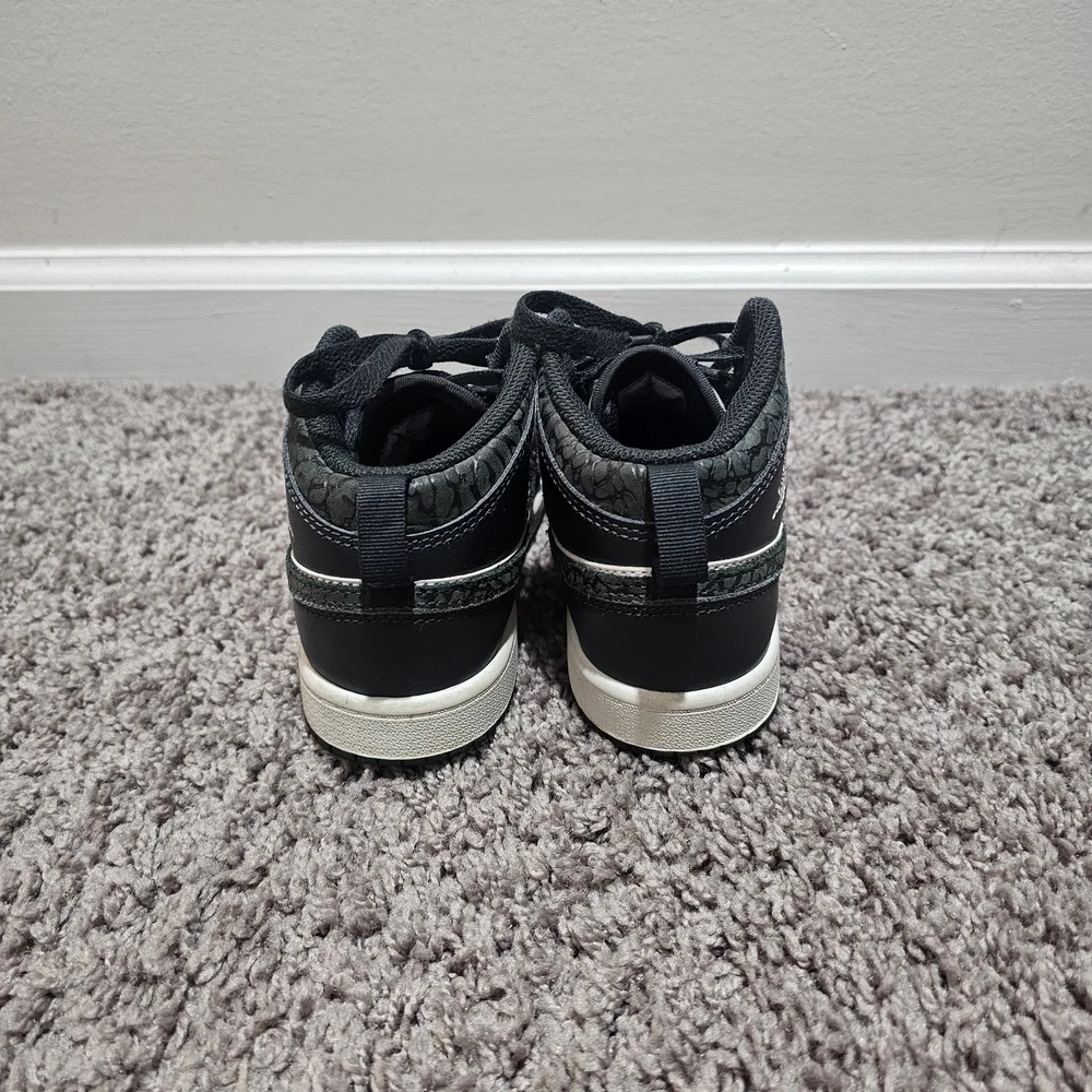 NIKE JORDAN MID TOP PANDA ELELPHANT SNEAKERS Youth Size 1