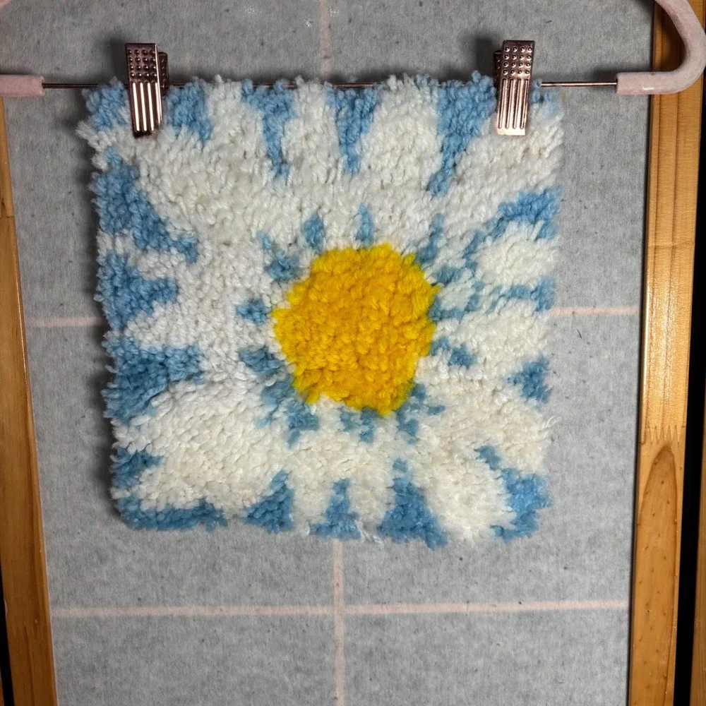 Vintage Handmade Latch Hook Daisy Flower Punch Needle Art Wall‎ Hanging Decor