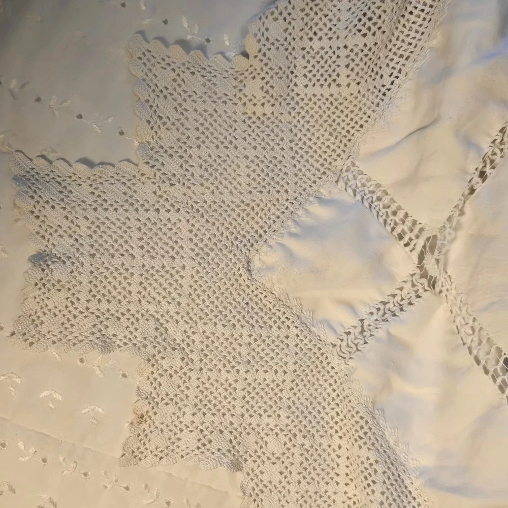 Off White Linen Hand Embroidered Crochet Lace Bedspread Victorian Clover Vtg