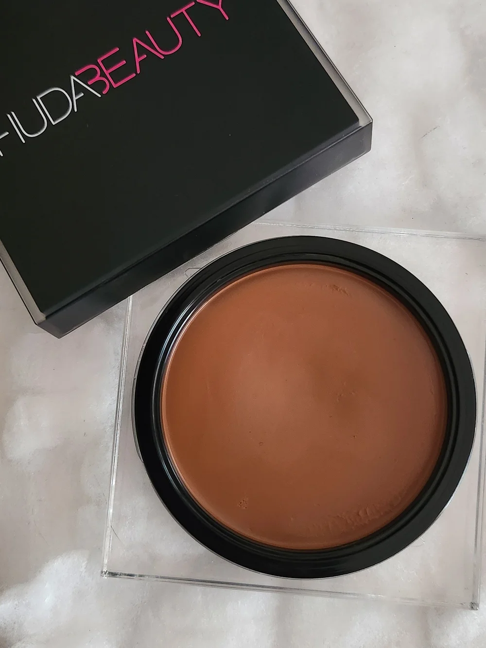 HUDA BEAUTY cream contour