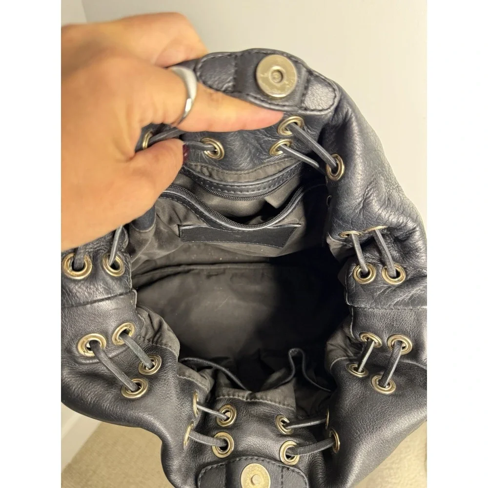 TAHARI‎ BLACK LEATHER SHOULDER BAG