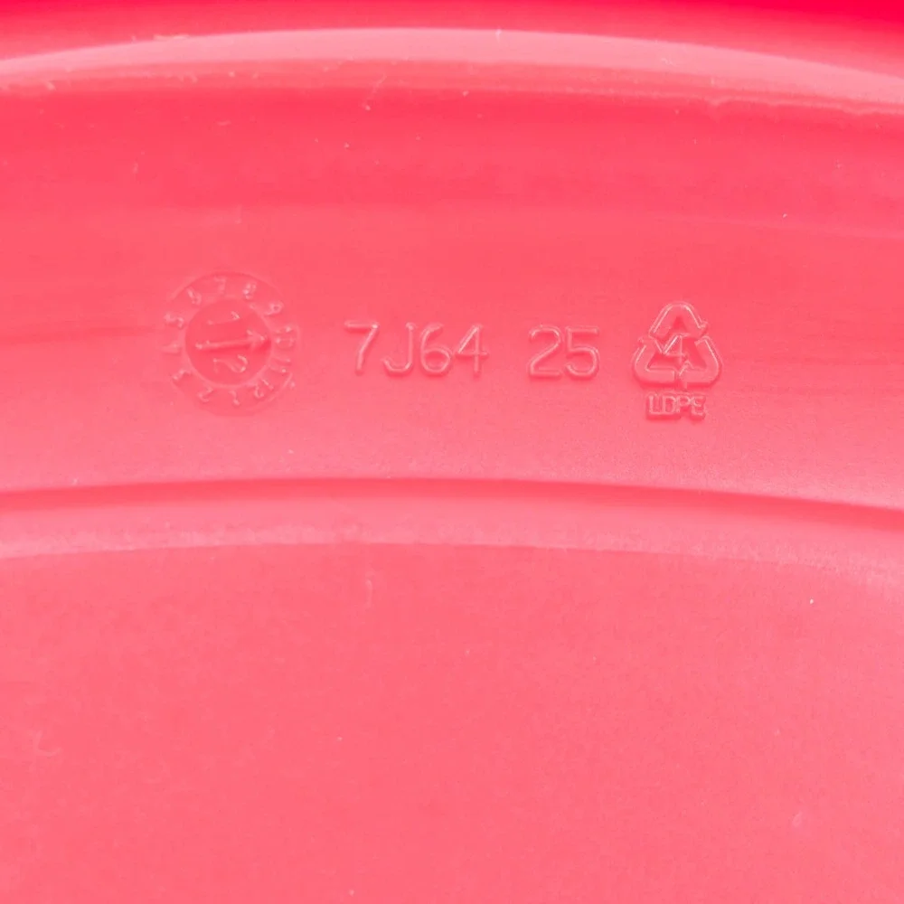 2 Rubbermaid Easy‎ Find Lids 4.5