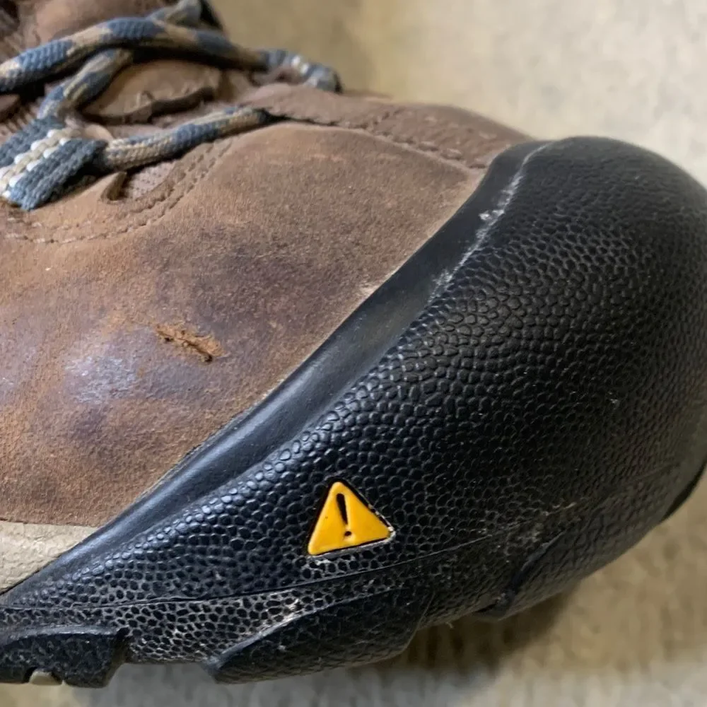Keen toe brown water