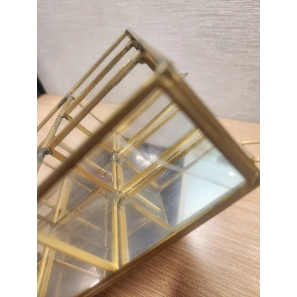 The Unbranded Brand glass side