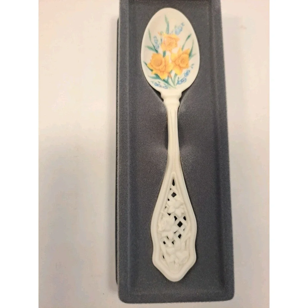Vintage 1988 Avon America Favorites Spoon Collection 