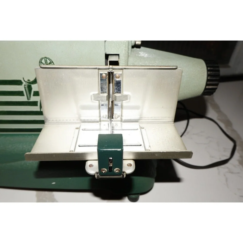 Brumberger Co Slide Projector With slide magazine - TESTED and works
