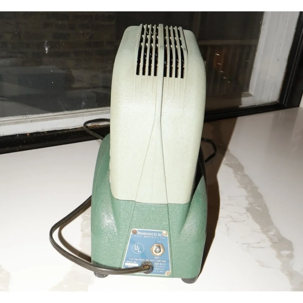 Brumberger Co Slide Projector With slide magazine - TESTED and works
