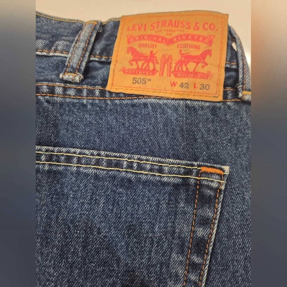 Levi's Classic 505 Men's Regular Straight Blue Jeans NWT.