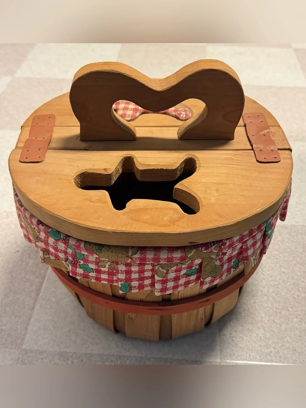VTG Half Bushel Lined Sewing Basket with 1 Christmas Gingerbread Shaped Handle