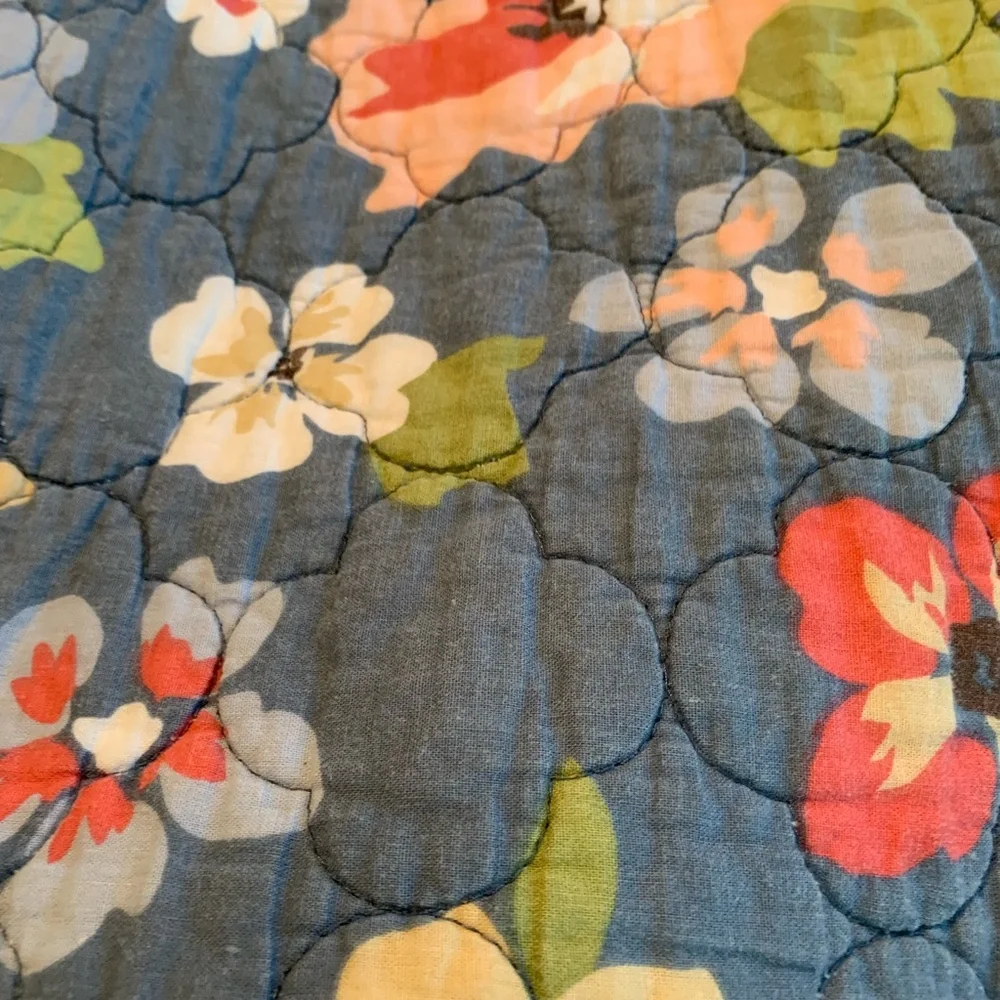 Home Classics Floral Reversible quilt