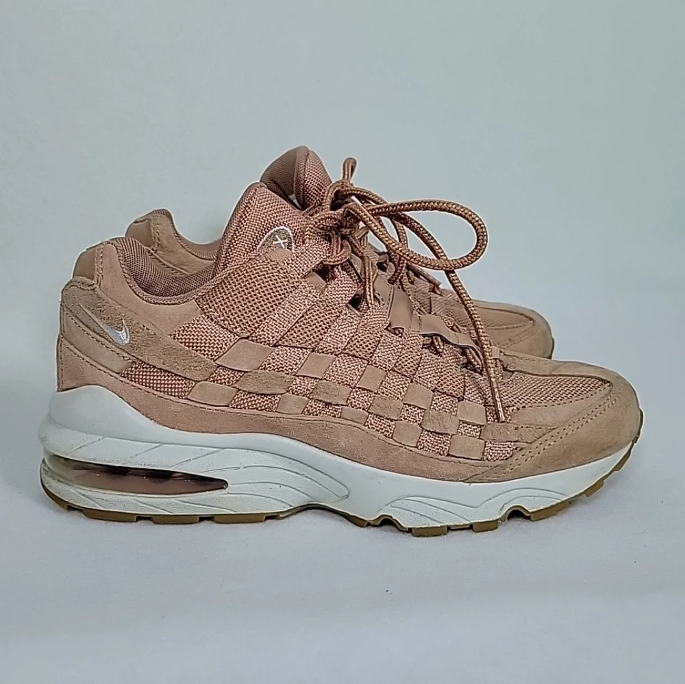 Nike sneakers scuffs guc