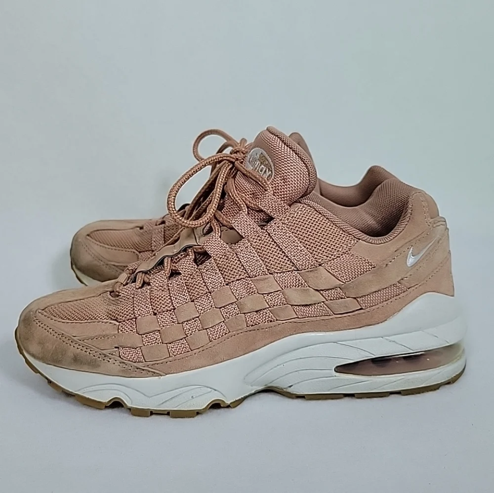 Nike woven snug