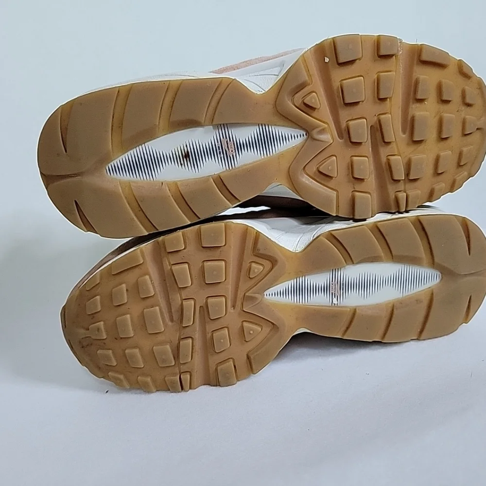 Nike offers size woven