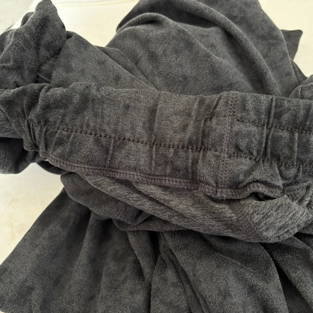Vuori Performance Jogger in Charcoal Shibori