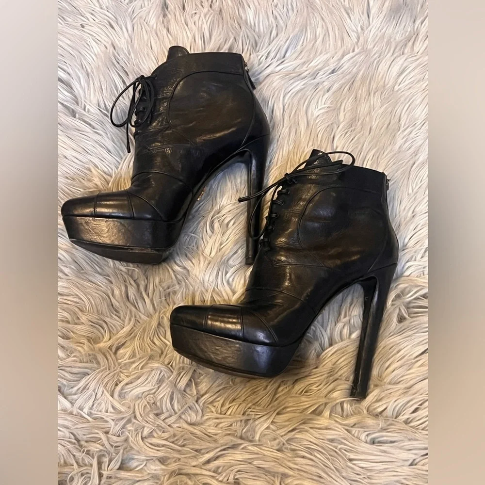 Prada gently pre