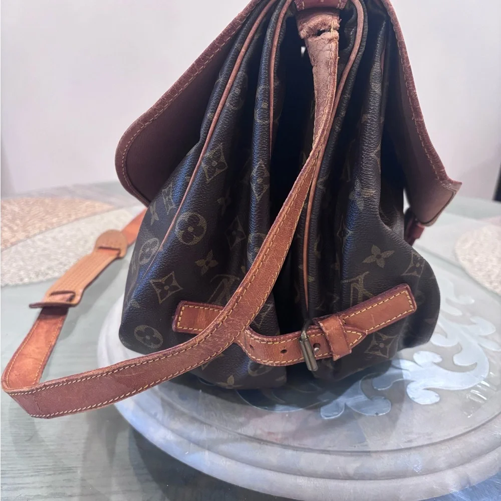 Louis Vuitton monogram left